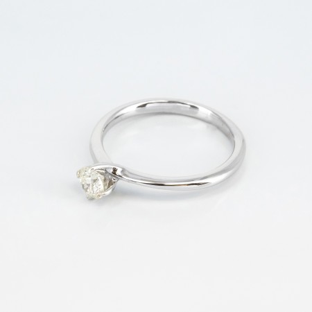 Solitario de oro blanco de 14 kt. con diamante talla brillante de 0.75 ct.
