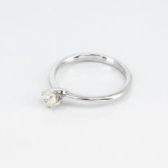 Solitario de oro blanco de 14 kt. con diamante talla brillante de 0.75 ct.