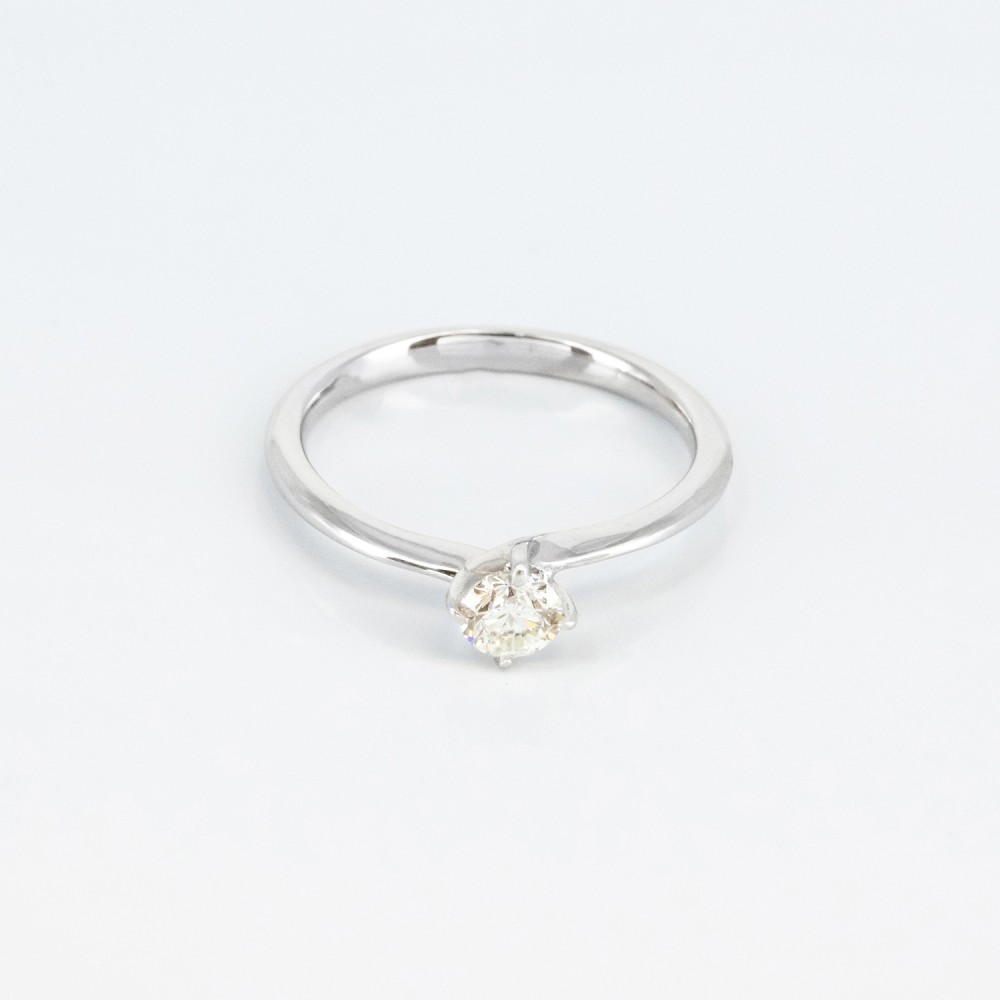 Solitario de oro blanco de 14 kt. con diamante talla brillante de 0.75 ct.