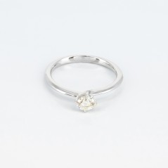 Solitario de oro blanco de 14 kt. con diamante talla brillante de 0.75 ct.