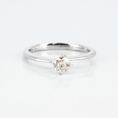 Solitario de oro blanco de 14 kt. con diamante talla brillante de 0.75 ct.