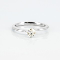 Solitario de oro blanco de 14 kt. con diamante talla brillante de 0.75 ct.