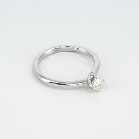 Solitario de oro blanco de 14 kt. con diamante talla brillante de 0.75 ct.