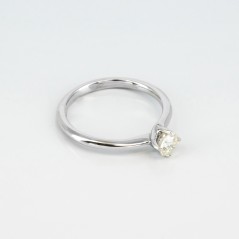 Solitario de oro blanco de 14 kt. con diamante talla brillante de 0.75 ct.