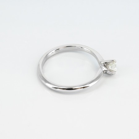 Solitario de oro blanco de 14 kt. con diamante talla brillante de 0.75 ct.
