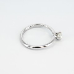 Solitario de oro blanco de 14 kt. con diamante talla brillante de 0.75 ct.