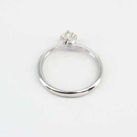 Solitario de oro blanco de 14 kt. con diamante talla brillante de 0.75 ct.