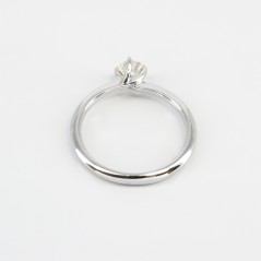Solitario de oro blanco de 14 kt. con diamante talla brillante de 0.75 ct.