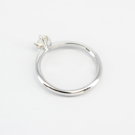 Solitario de oro blanco de 14 kt. con diamante talla brillante de 0.75 ct.