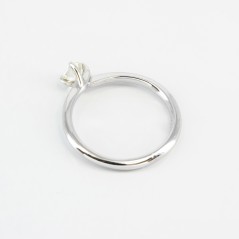Solitario de oro blanco de 14 kt. con diamante talla brillante de 0.75 ct.