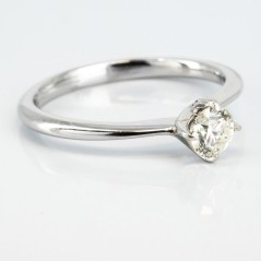 Solitario de oro blanco de 14 kt. con diamante talla brillante de 0.75 ct.