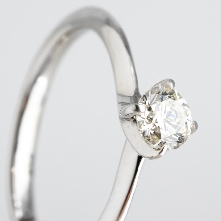 Solitario de oro blanco de 14 kt. con diamante talla brillante de 0.75 ct.