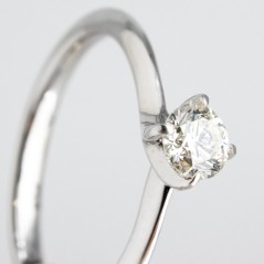 Solitario de oro blanco de 14 kt. con diamante talla brillante de 0.75 ct.