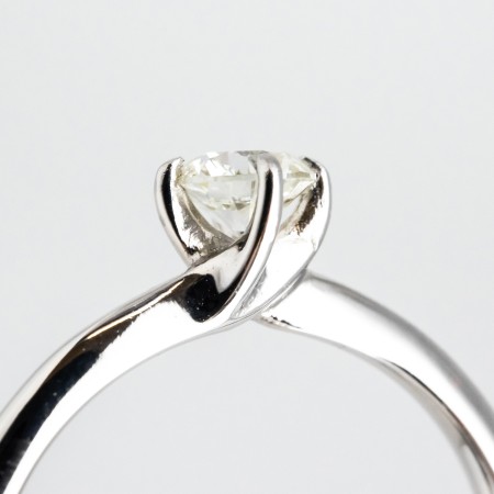 Solitario de oro blanco de 14 kt. con diamante talla brillante de 0.75 ct.