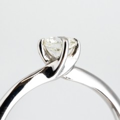 Solitario de oro blanco de 14 kt. con diamante talla brillante de 0.75 ct.