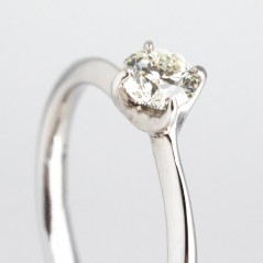 Solitario de oro blanco de 14 kt. con diamante talla brillante de 0.75 ct.