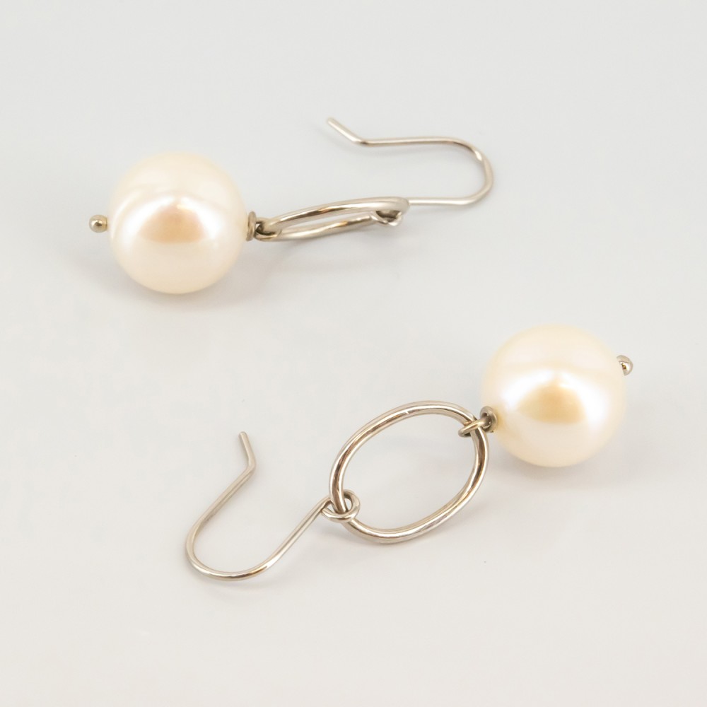 Pendientes de oro blanco y perlas cultivadas