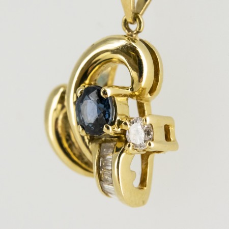 Colgante de oro 18 kt. con diamantes y zafiro