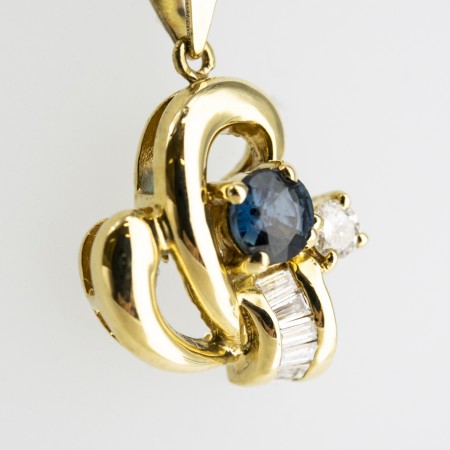 Colgante de oro 18 kt. con diamantes y zafiro