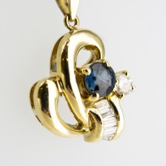 Colgante de oro 18 kt. con diamantes y zafiro