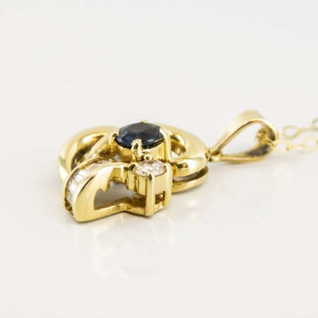 Colgante de oro 18 kt. con diamantes y zafiro