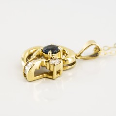 Colgante de oro 18 kt. con diamantes y zafiro