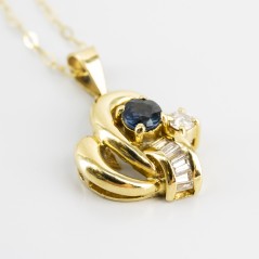 Colgante de oro 18 kt. con diamantes y zafiro