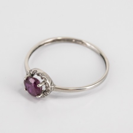 Sortija de oro blanco de 18 kt. con brillantes y rubí central