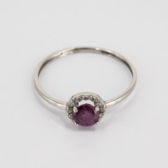 Sortija de oro blanco de 18 kt. con brillantes y rubí central