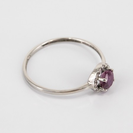 Sortija de oro blanco de 18 kt. con brillantes y rubí central