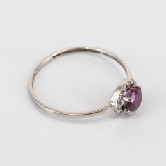 Sortija de oro blanco de 18 kt. con brillantes y rubí central