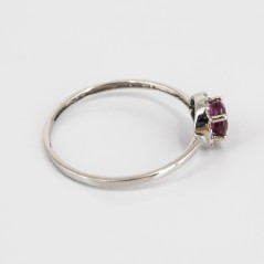 Sortija de oro blanco de 18 kt. con brillantes y rubí central