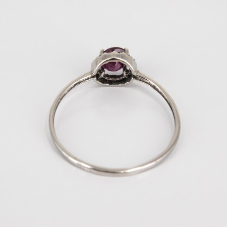 Sortija de oro blanco de 18 kt. con brillantes y rubí central