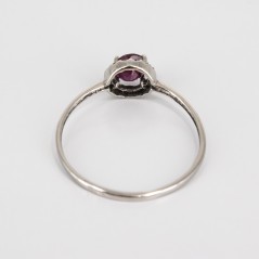 Sortija de oro blanco de 18 kt. con brillantes y rubí central