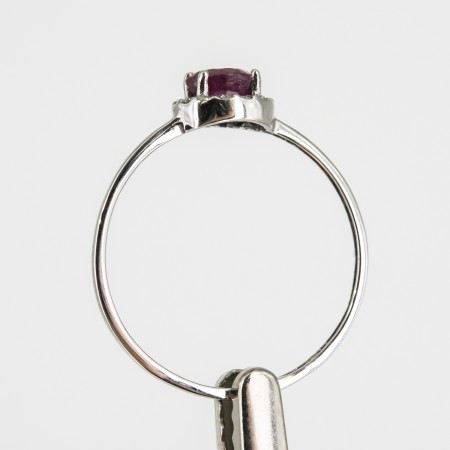 Sortija de oro blanco de 18 kt. con brillantes y rubí central