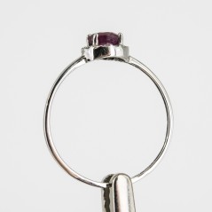 Sortija de oro blanco de 18 kt. con brillantes y rubí central