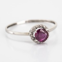 Sortija de oro blanco de 18 kt. con brillantes y rubí central