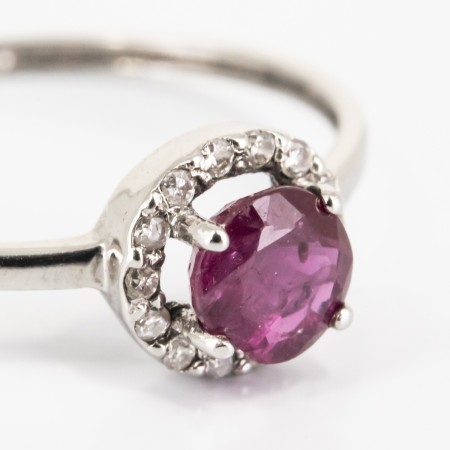 Sortija de oro blanco de 18 kt. con brillantes y rubí central