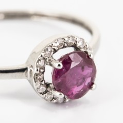 Sortija de oro blanco de 18 kt. con brillantes y rubí central