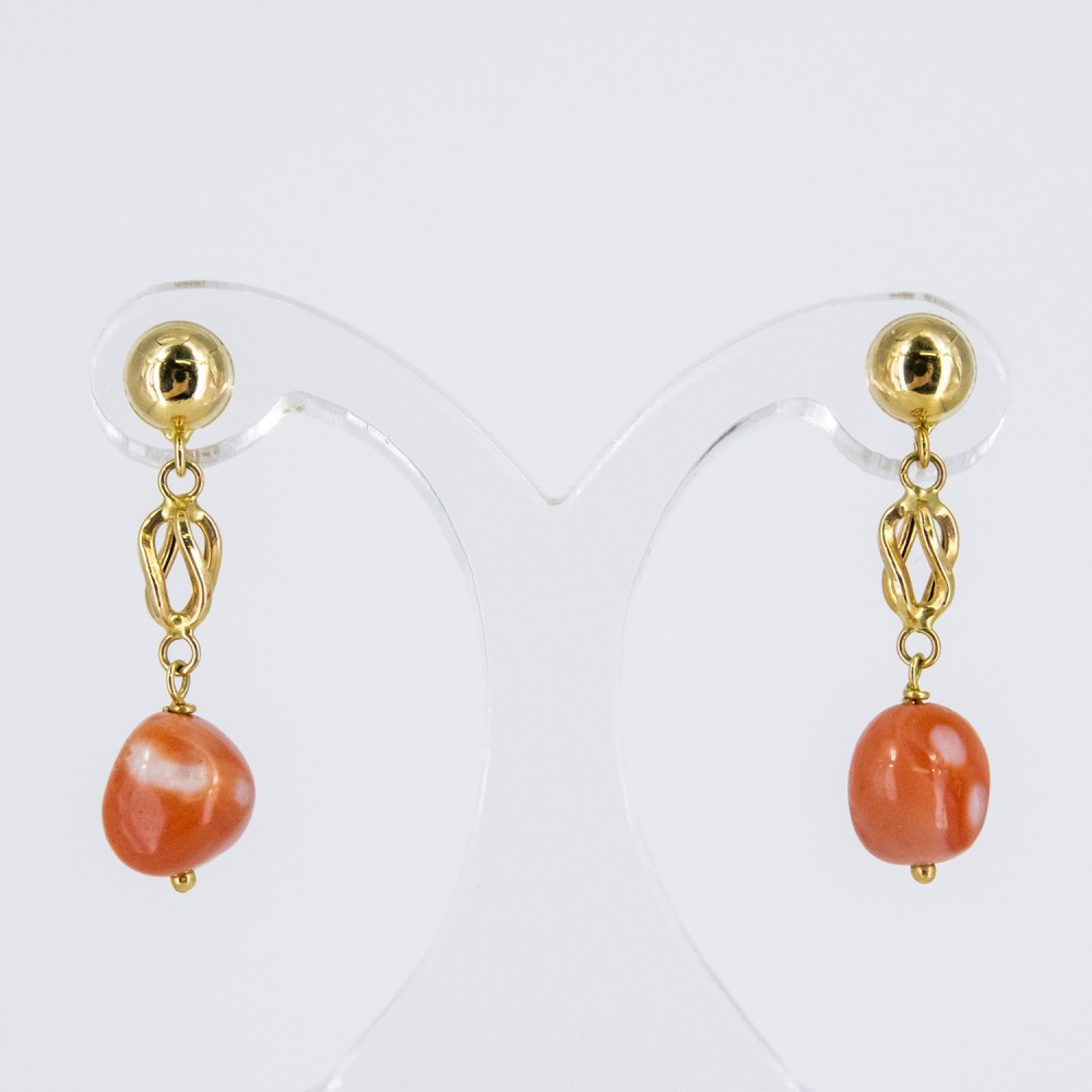 Pendientes de oro 18 kt. con coral natural del Pacífico