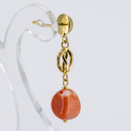 Pendientes de oro 18 kt. con coral natural del Pacífico