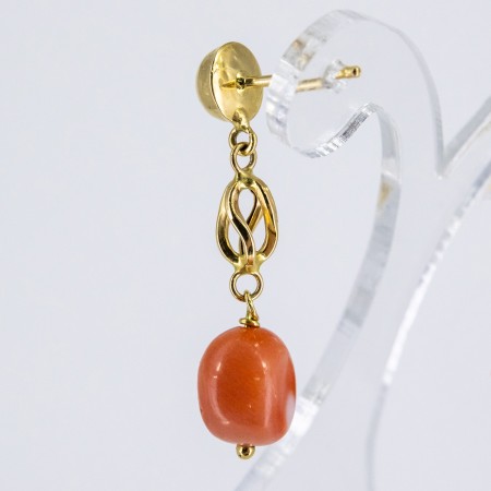 Pendientes de oro 18 kt. con coral natural del Pacífico