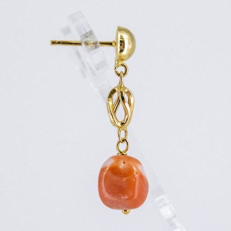 Pendientes de oro 18 kt. con coral natural del Pacífico