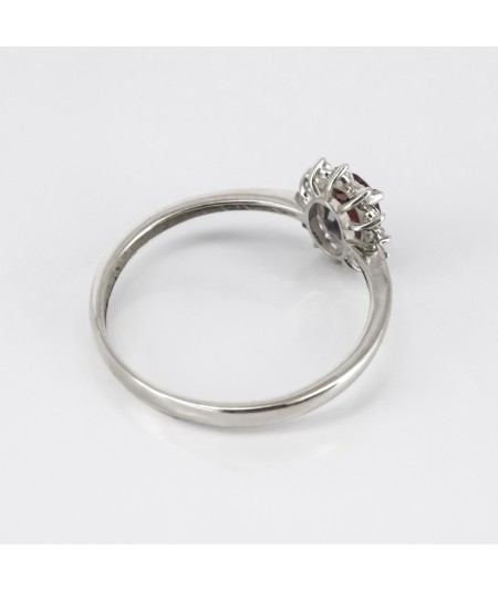 Anillo de Oro Blanco 14kt con Diamantes y Rubí