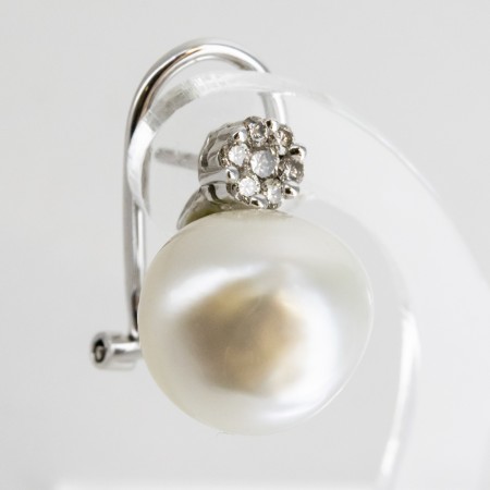 Par de pendientes de oro blanco de 18 kt. con diamantes talla brillante y perlas australianas