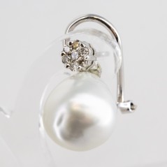 Par de pendientes de oro blanco de 18 kt. con diamantes talla brillante y perlas australianas