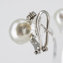 Par de pendientes de oro blanco de 18 kt. con diamantes talla brillante y perlas australianas