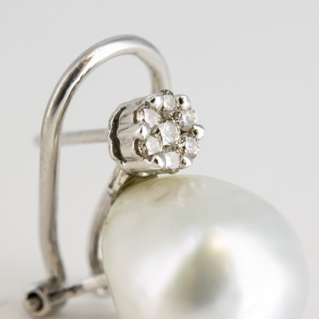 Par de pendientes de oro blanco de 18 kt. con diamantes talla brillante y perlas australianas