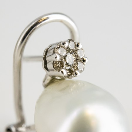 Par de pendientes de oro blanco de 18 kt. con diamantes talla brillante y perlas australianas