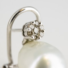 Par de pendientes de oro blanco de 18 kt. con diamantes talla brillante y perlas australianas